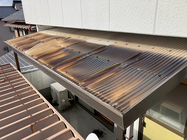 岐阜市でボロボロに割れ・はがれたベランダ波板の張替え工事の調査、雨漏りしていたので修理希望